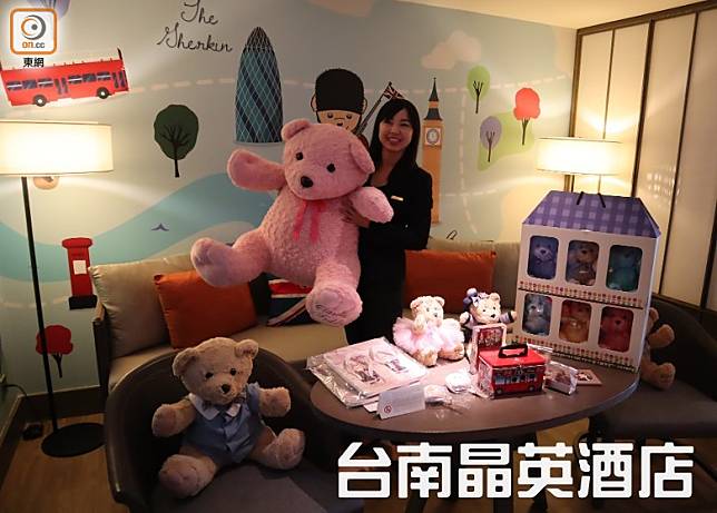 台南晶英酒店特別設有「熊熊愛上你」主題房，房內有6隻絨毛泰迪熊公仔伴你入睡。（劉達衡攝）