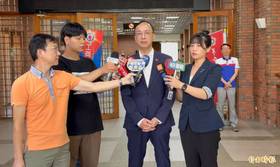 國民黨主席朱立倫今日上午參加工商建研會42期結訓典禮時受訪時表示，賴清德總統應該告訴國人接下來台灣要付的「贖金」是多少錢。(記者施曉光攝)