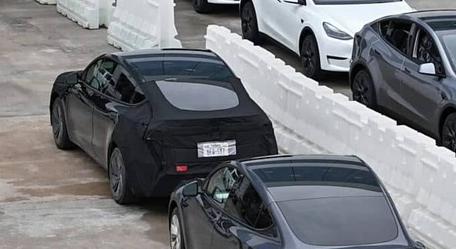 疑似 Model 2 的偽裝車出現在德國超級工廠。