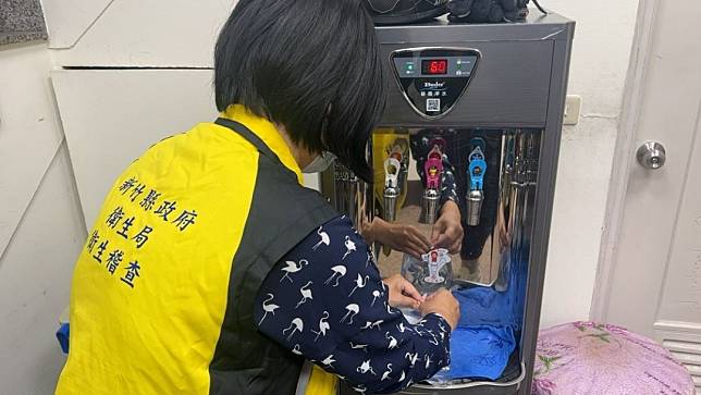 衛生局稽查人員採集補習班飲水機飲用水送驗。新竹縣政府提供