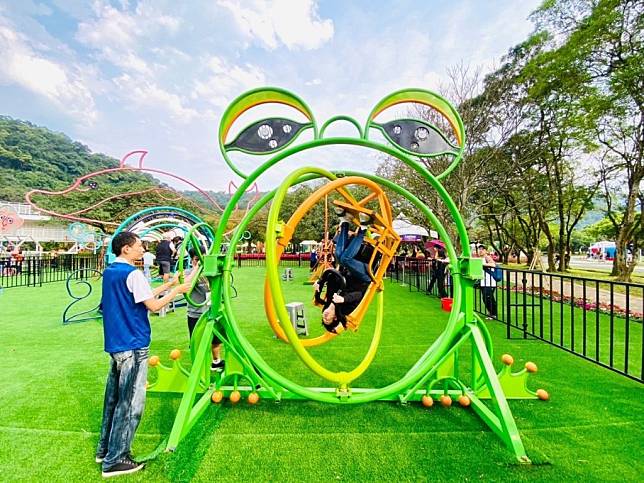 今年綠博推出多達九項具有物理科學原理的遊樂設施，其中首創《體驗無重力狀態的人體陀螺儀》。（宜蘭縣政府提供）