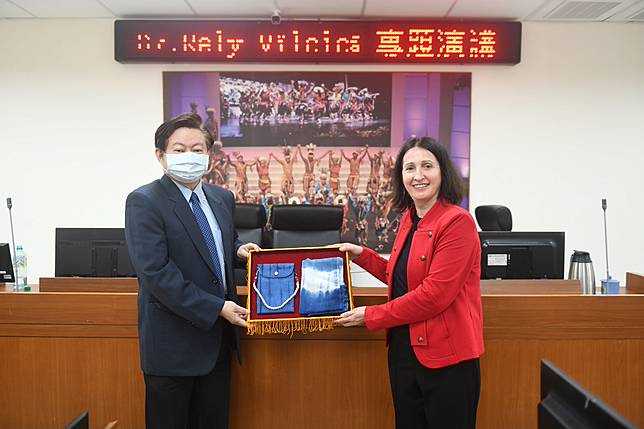 美國天普大學刑事司法系副教授雷莉・維奇卡博士至矯正署參訪並進行專題演講。圖：矯正署提供