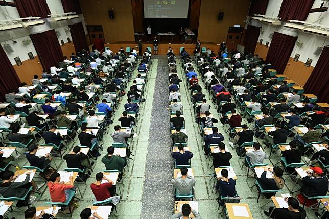 A poll has revealed students are against the cancellation of DSE exams, due to start in a fortnight with the city still in the grip of the Covid-19 epidemic. Photo: SCMP