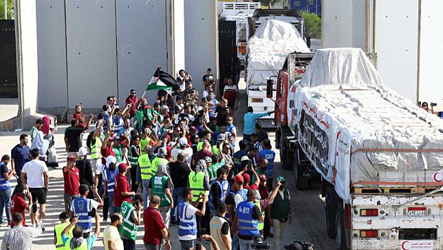 拉法過境點，圖為第一批人道物資卡車上月21日由此進入加薩走廊。路透社