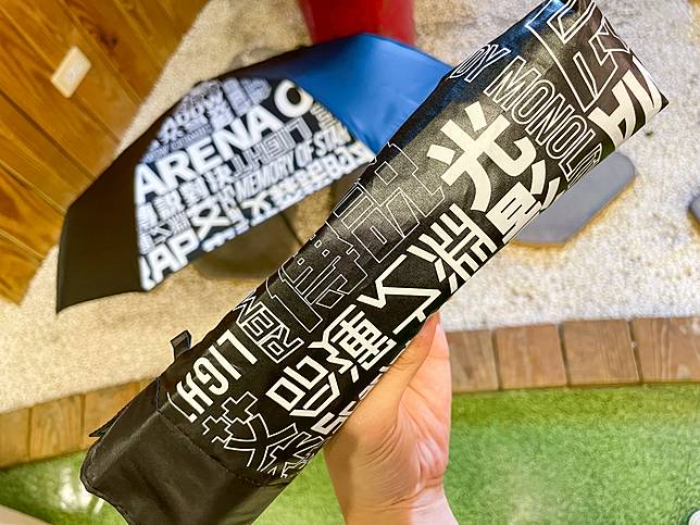 「艾森諾投影摺疊傘」，傘面外觀以具有神秘、高質感黑色為底，內層則設計充滿漫畫的風格，不僅可擋雨防曬，傘柄底部更設計投影按鈕，可投射出遊戲內的地圖影像，兼具實用與收藏價值。(圖片提供/<a href=