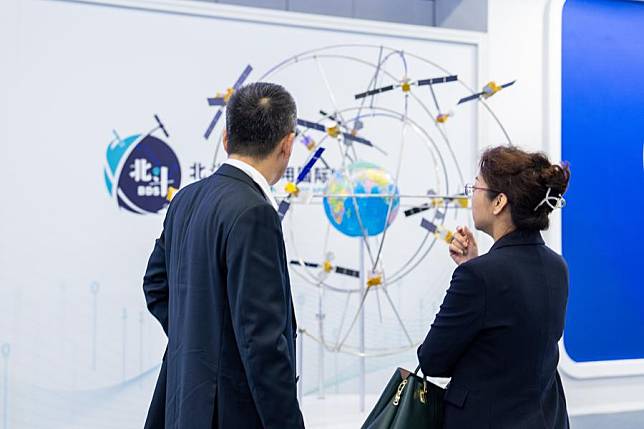 Visitors look at an exhibit during the second International Summit on BeiDou Navigation Satellite System (BDS) Applications in Zhuzhou, central China's Hunan Province, Oct. 26, 2023. (Xinhua/Chen Sihan)