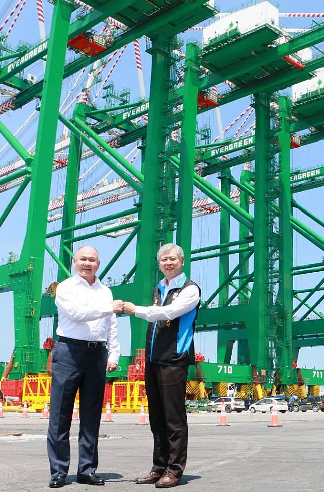 長榮海運完成高雄港裝設全台最大貨櫃碼頭橋式起重機。（記者許正雄翻攝）