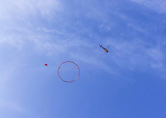 The helicopter airborne magnetotelluric detection system works in Hetian, northwest China's Xinjiang Uygur Autonomous Region, Jan. 10, 2025. (Photo by Guo Feng/Xinhua)