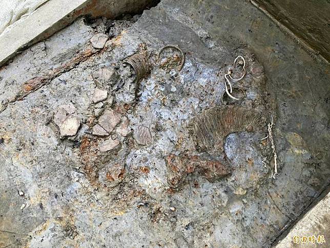 宜蘭大學「宜蘭農校遺址」發現1件陪葬品，符合《噶瑪蘭志》所述的「金鯉魚」，可說是全台第7件金鯉魚(右側)，屬宜蘭特有文物。(記者蔡昀容攝)