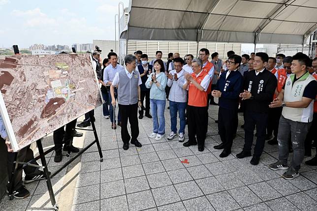 立委林岱樺表示，行政院長陳建仁與陳市長親臨高雄澄清湖北側，仔細聽取未來願景圖，因為這裡即將蓋起國立原住民博物館，正式核定儀式啟動。（記者吳文欽攝）