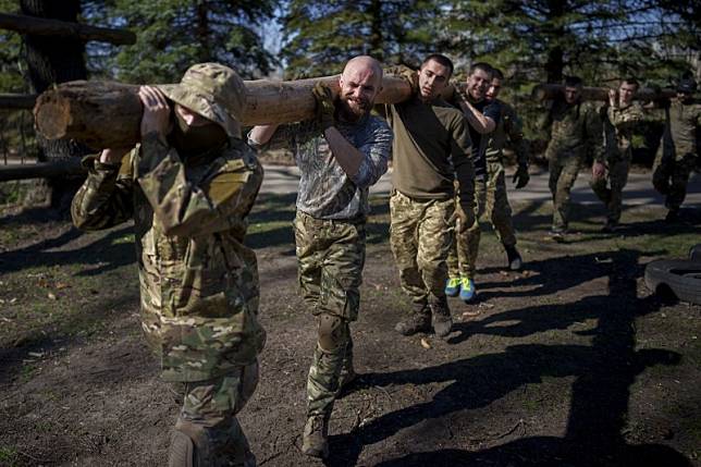 2024年4月9日，烏克蘭軍第三突擊旅的新兵正在基輔接受訓練。（美聯社）