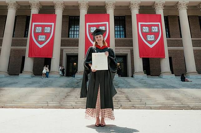 伊莉莎白早前從哈佛大學畢業。（翻攝belgianroyalpalace IG）