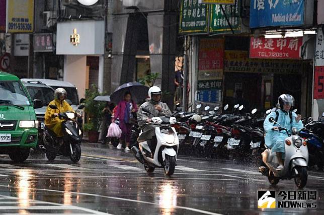 ▲下雨騎車（示意圖／NOWNews影像中心）