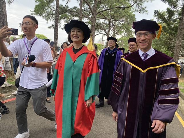林青霞(左二)今天穿著博士袍與清華大學校長高為元(右)參加清大的畢業典禮，並以貴賓角色上台致詞，林青霞用愛與快樂祝福畢業生並散播快樂種子。(記者洪美秀攝)