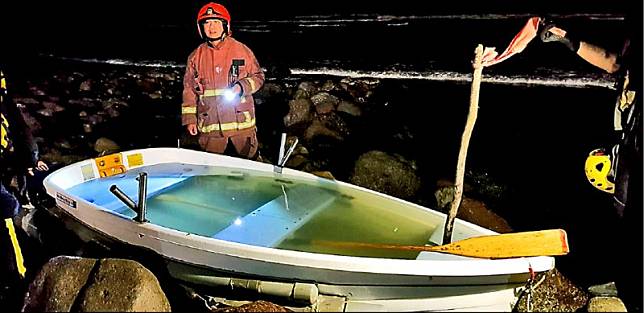 新北市林口汕頭海邊昨清晨傳出一艘拼裝船翻覆意外，船上3人全落海，醉男貿然出海釀成1死2傷。(記者吳仁捷翻攝)