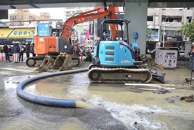 新北市板橋區中山路與民生路口發生自來水管漏水，台 灣自來水公司2日開挖搶修，至晚間尋找漏水點未果。 目前已經縮小挖掘範圍，鎖定可能的漏水點。 中央社記者黃旭昇新北攝　110年1月2日