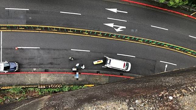 42歲林姓男子被發現倒在台北市木柵路五段路上，座車卻停在國道3號南下21.2公里木柵交流道路段內側，疑似從高架路段墜下，渾身是血，當場身亡。(記者鄭景議翻攝)