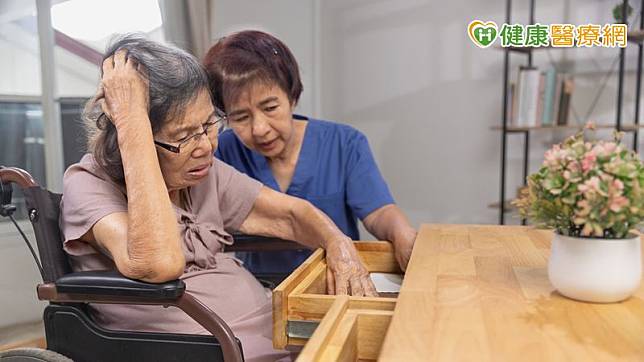 吳致螢提醒，隨著國人平均餘命逐漸增長，失智症的盛行率亦逐年增加，根據調查，65歲以上老年人，20人中就有1人罹患輕度以上的失智症，90歲以上更是接近3位中有1位罹病，若家屬發現親人有出現短期記憶力下降且生活功能逐漸失常，就需提高警覺。