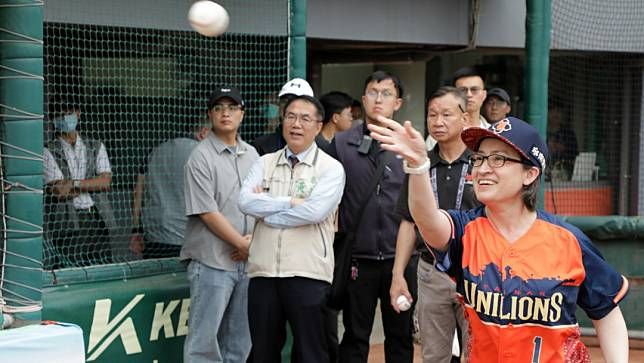 準副總統蕭美琴到台南球場開球。台南市政府提供