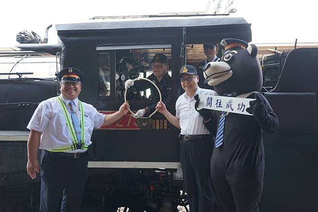 台鐵「仲夏寶島號」由「蒸機女王」CT273附掛莒光號車廂行駛玉里至台東，十三日玉里站啟航，台鐵董事長杜微（前右）出席。（中央社）