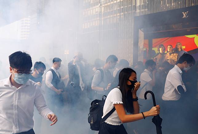 港警首次承認發射催淚彈能釋出戴奧辛。（湯森路透）