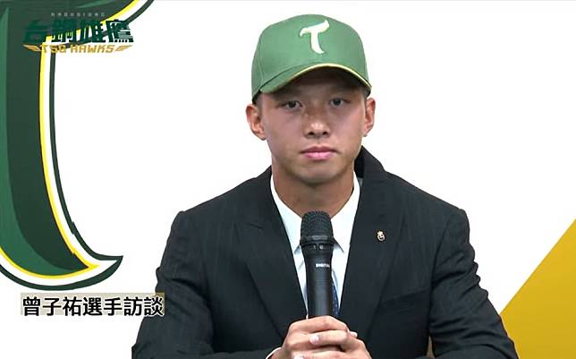 台鋼雄鷹隊史首名選秀狀元曾子祐今天正式加盟。（翻攝自直播）