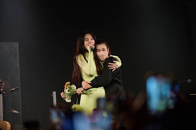Ella（左）緊抱著衝上台獻花的Selina  勁樺娛樂提供