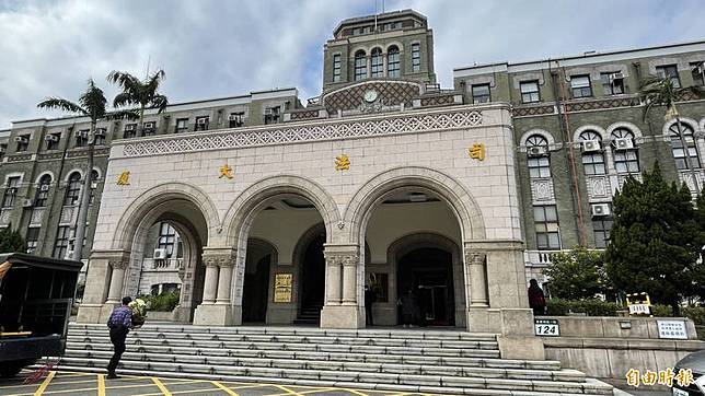 司法院說，國家安全法第19條前年12月施行後，已要求各地院、高等法院及高分院應成立國安專業法庭或專股審理國安法案件，各法院已落實施行。