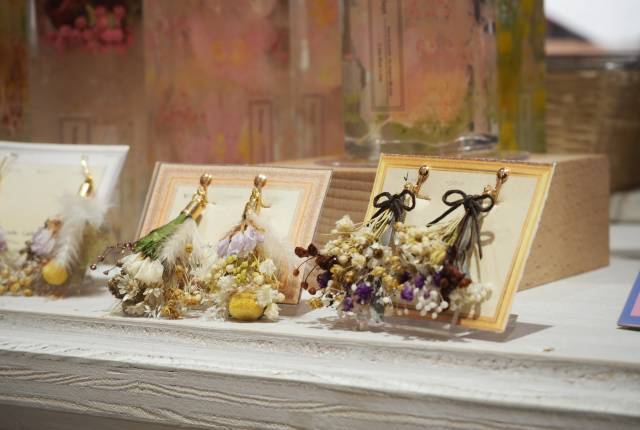 
<p>乾燥花耳環想必大家早已觀望許久了吧，在Creema Store從單束小花到澎湃花束都有耳環讓你挑選，非常適合森林中的仙女系文青。（對就是這麼長）</p><p>
</p><p>
</p><p>
<b>Creema Store</b></p><p>
</p><p>
店鋪位置｜LUMINE 2 ／2F</p><p>
營業時間｜平日 11:00 ～ 21:30 ／ 假日10:30 ～ 21:30</p><p>
<a href=