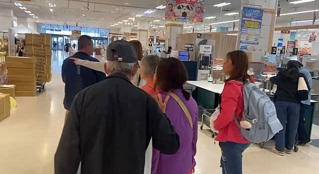 一行人沒有行李，只能在機場閒逛，遊興被澆熄一半。民眾提供