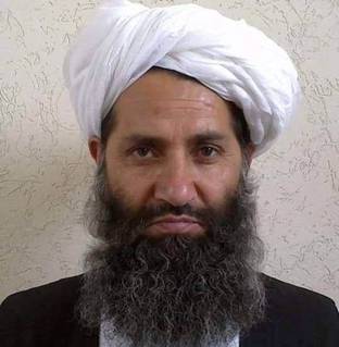 塔利班神秘的最高領導人艾昆薩達(Hibatullah Akhundzada)傳出出現在阿富汗首都喀布爾的一場神職人員聚會上。（維基百科)
