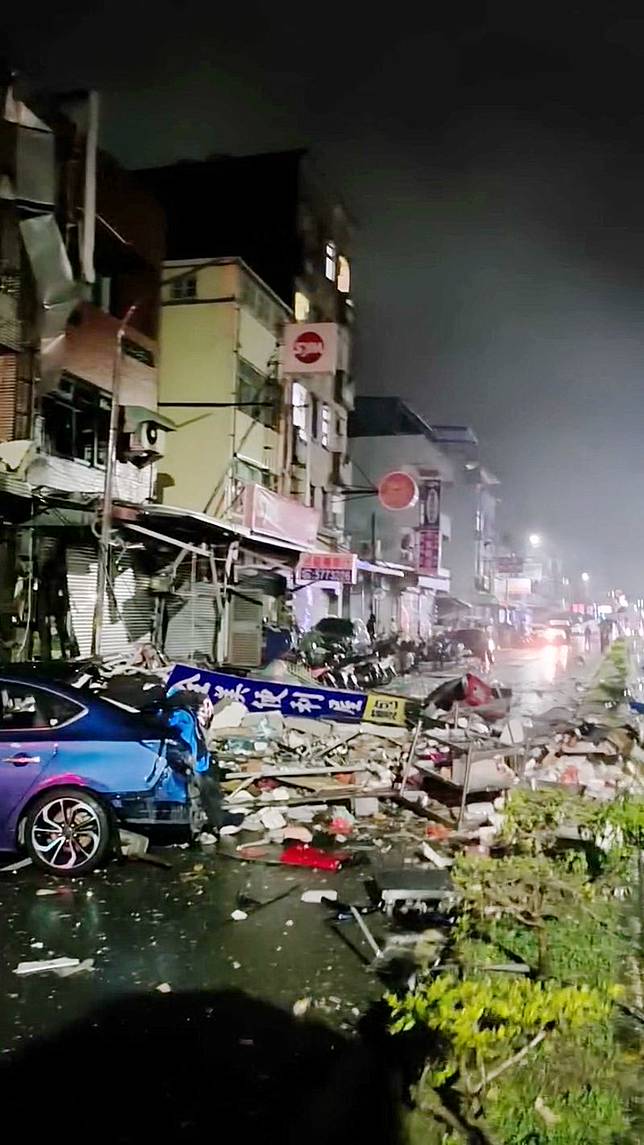 氣爆現場宛如戰場遭砲轟過，現場滿地碎片。翻攝fb新竹爆料公社
