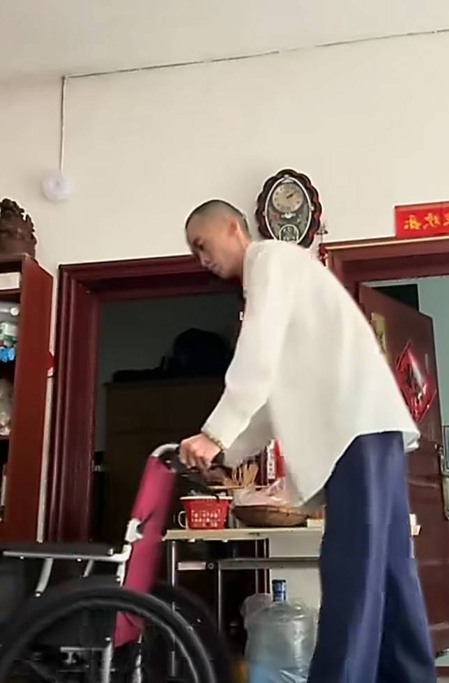 周墨生病後暴瘦，行走要靠輪椅。翻攝江南烟雨微博