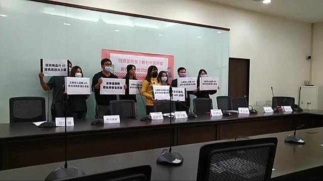 新竹市議員廖子齊與台灣人權促進會今舉辦記者會，表達反對試辦數位身分證。（翻攝自台灣人權促進會臉書）