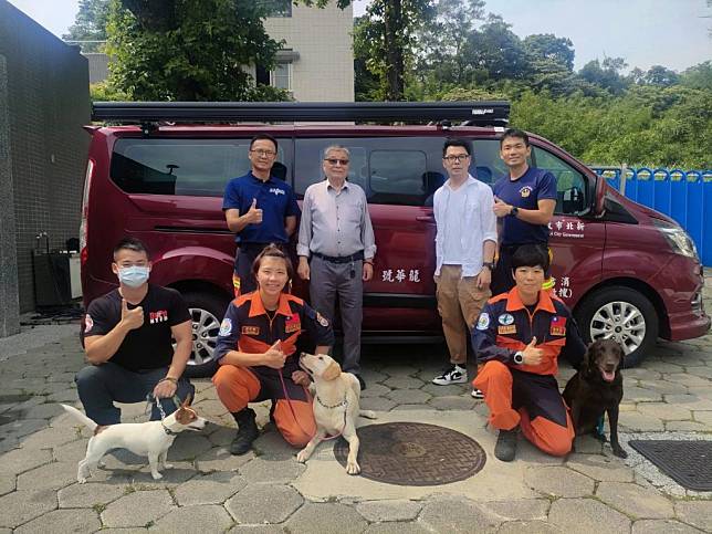 新北市民間企業家2日捐贈搜救犬運輸車給予新北市消防局特搜大隊。（新北市消防局特搜大隊提供）