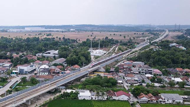 Aerial photo shows a high-speed electric multiple unit (EMU) train runs on the Jakarta-Bandung High-Speed Railway (HSR) near Karawang station, West Java, Indonesia, Oct. 12, 2024. (Xinhua/Xu Qin)