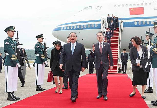 Chinese Premier Li Qiang arrives in Seoul, South Korea on May 26, 2024 to attend the ninth Trilateral Summit Meeting among China, Japan and South Korea. (Xinhua/Liu Weibing)