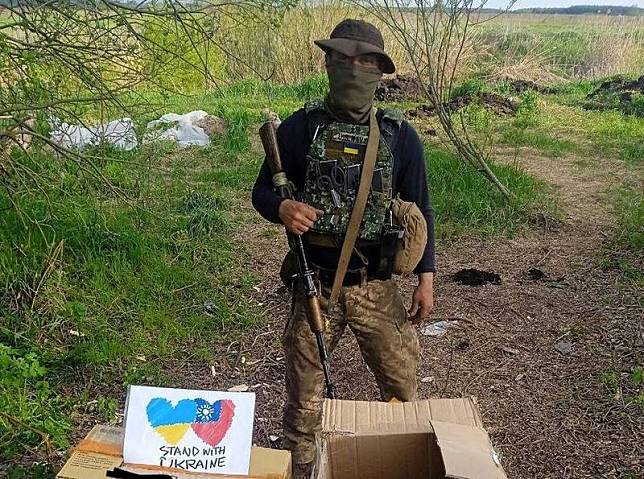 疑似台灣民間捐助戰術背心等軍用品到烏克蘭前線。(圖擷取自推特@UATWForum)