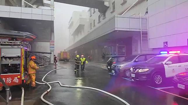 中颱山陀兒即將登陸高屏，屏東東港安泰醫院今（3日）上午發生嚴重火警，疑似2樓配電室起火，濃煙直竄到5樓至11樓病房。（圖／報系資料照）