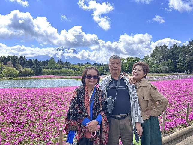 錦雯（右）帶父母出國旅行。民視提供