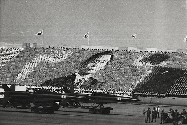 1973年的軍隊遊行，以人排成總統朴正熙畫像。（Baek, Jong-sik @wikipedia/CC BY-SA 2.5）