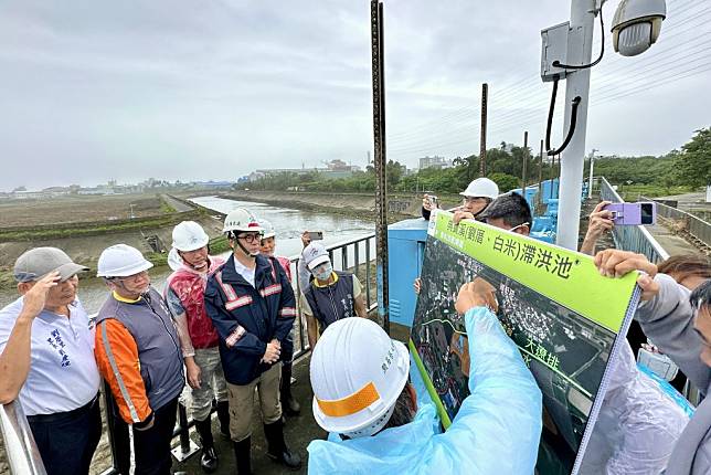 高雄市長陳其邁（左四）至典寶溪滯洪池視察防汛作業。（記者吳門鍵攝）