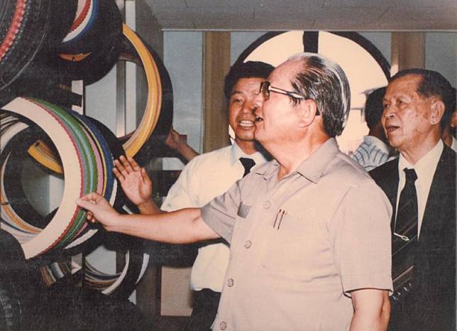 考試院前院長邱創煥，今日稍早傳出病逝台北，享耆壽96歲。圖為邱創煥1987年省主席任內參觀建大輪胎。（建大提供）