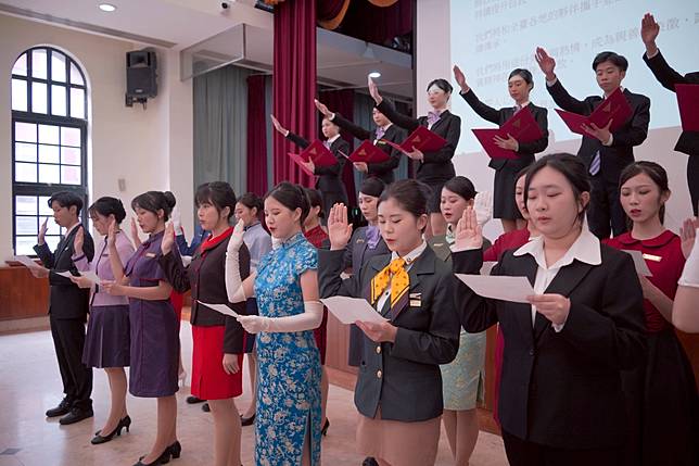 30所大學的禮賓親善大使進行親善誓約儀式。(國際禮賓親善協會提供)