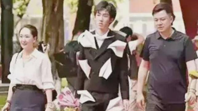 孟晚舟丈夫劉曉棕(右)與前妻所生的兒子在成人禮中穿著價值15萬人民幣的LV西裝。翻攝網易新聞