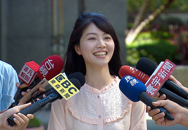 民進黨市議員高嘉瑜接受媒體訪問。