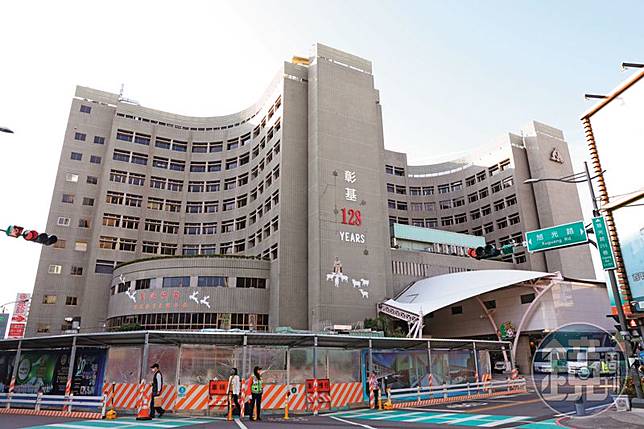 彰化基督教醫院7日發生醫療設備意外，懸掛於檢查台上方的X光機管球設備脫落，砸在病患身上。
