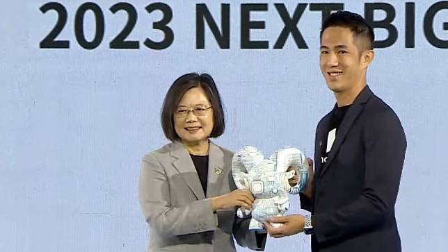 總統蔡英文今出席第2屆 NEXT BIG 頒獎典禮，一一頒獎給13家新創公司，圖右為Hahow獲獎代表。翻攝至YouTube