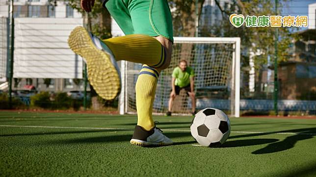 足球員穿著長腿襪，主要是保護運動過程中跑步、踢球、鏟球，會需要高強度運動腳力，還有碰撞的狀況，因此穿長襪搭配護脛才能保護腳踝到小腿部位