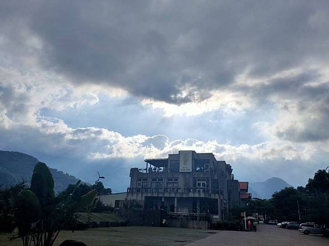 南投近日梅雨停歇，信義鄉有民眾拍到天空由陰轉晴時，雲朵剛好組成一張人臉，景象相當特別。(圖由張姓民眾提供)